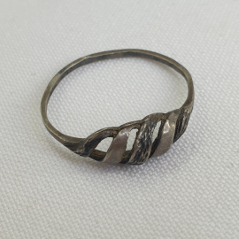 Металлическое кольцо с клеймом, слегка погнуто, диаметр 1,9см